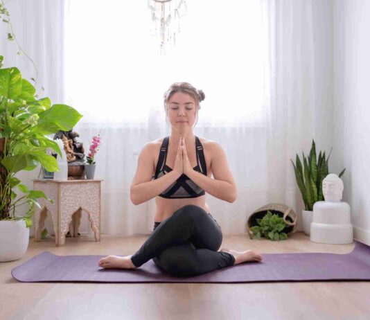 5 routines de yoga matinales pour une peau éclatante